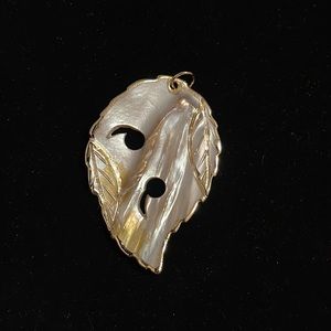 Mother of Pearl Pendant Leaf